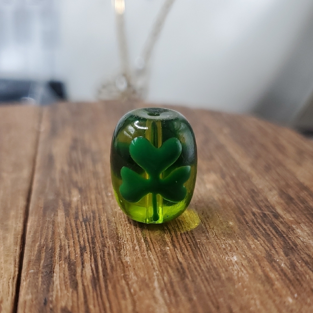P271‎ Irish Shamrock Artisan Glass Green Charm St Patricks Day Lucky Charm